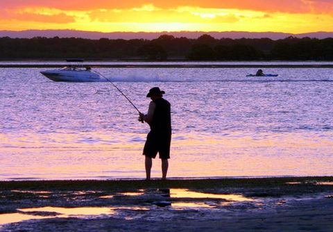 VIEWS VIEWS VIEWS! Front Top Floor Waterfront Unit - Chnook Apartments South Esp, Bongaree - Accommodation Daintree 1