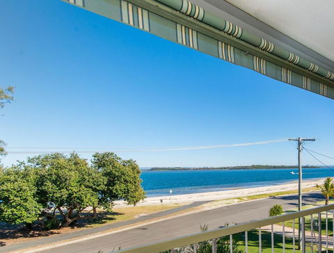 VIEWS VIEWS VIEWS! Front Top Floor Waterfront Unit - Chnook Apartments South Esp, Bongaree - Accommodation Daintree 0