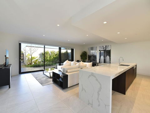Villa Positano Waterside At Trinity Point - Accommodation Daintree 3