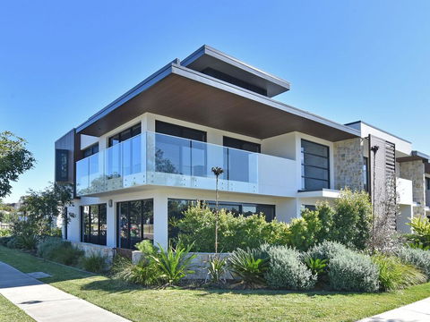 Villa Sorrento Waterside At Trinity Point - Accommodation Daintree 0