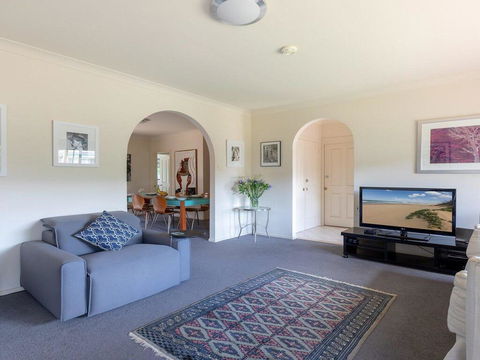 Walling-Clifton Gardens - Backing Onto Golf Course - Accommodation Daintree 2