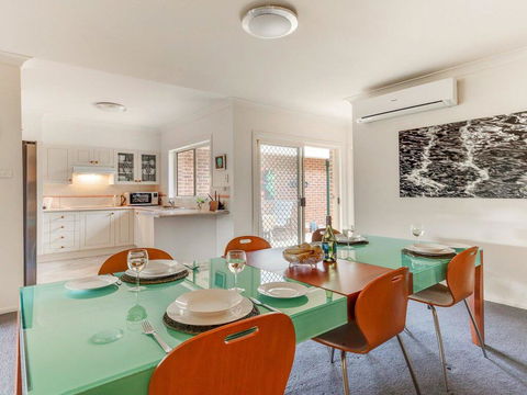 Walling-Clifton Gardens - Backing Onto Golf Course - Accommodation Daintree 3
