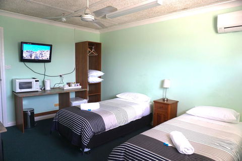 Warners Bay Hotel - Accommodation Daintree 3