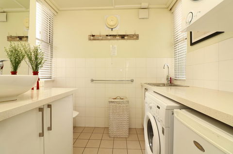 Colour Pop Fitzroy - 3 Bedroom Pet Friendly - Accommodation Daintree 18