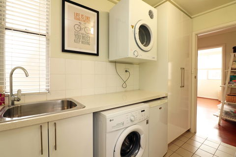Colour Pop Fitzroy - 3 Bedroom Pet Friendly - Accommodation Daintree 19