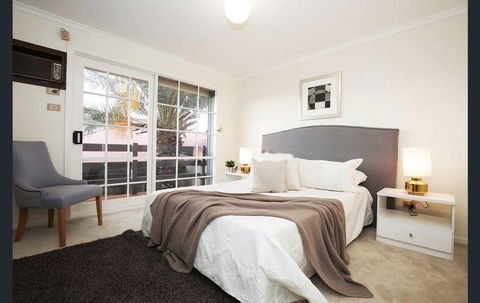 The Gallery Hours - Accommodation Daintree 0