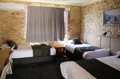 Clermont Country Motor Inn - Accommodation Daintree 7