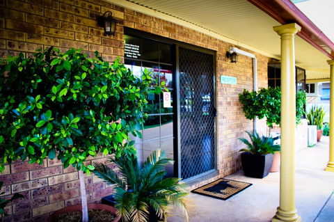 Clermont Country Motor Inn - Accommodation Daintree 1