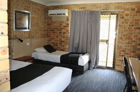Clermont Country Motor Inn - Accommodation Daintree 2