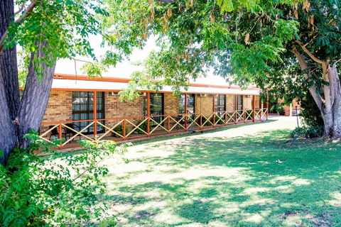 Clermont Country Motor Inn - Accommodation Daintree 4