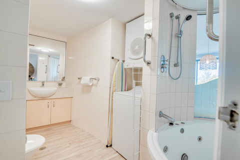 Grand Palais Boolarong Beachside Apartments - Accommodation Daintree 5