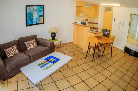 Grand Palais Boolarong Beachside Apartments - Accommodation Daintree 15