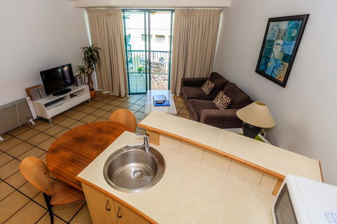 Grand Palais Boolarong Beachside Apartments - Accommodation Daintree 10