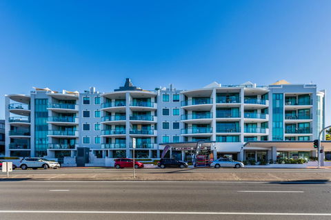 Grand Palais Boolarong Beachside Apartments - Accommodation Daintree 9