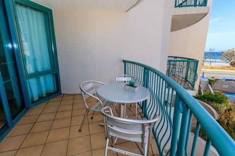 Grand Palais Boolarong Beachside Apartments - Accommodation Daintree 16