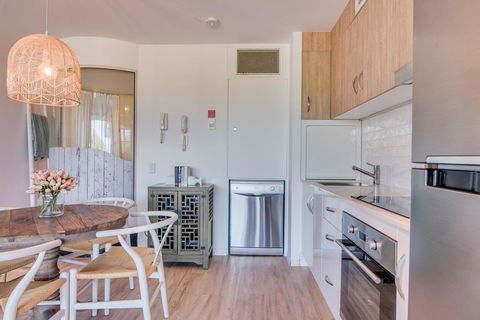 Grand Palais Boolarong Beachside Apartments - Accommodation Daintree 6