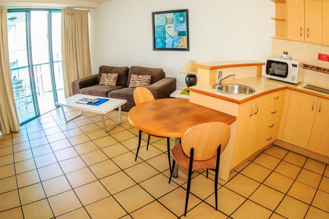 Grand Palais Boolarong Beachside Apartments - Accommodation Daintree 17