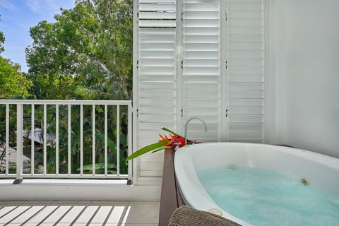 Palm Cove Paradise - Couples Spa Beach Getaway - Accommodation Daintree 3