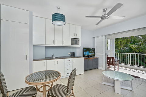 Palm Cove Paradise - Couples Spa Beach Getaway - Accommodation Daintree 9