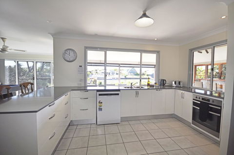 Bribie Island Canal Holiday Destination! - Accommodation Daintree 5