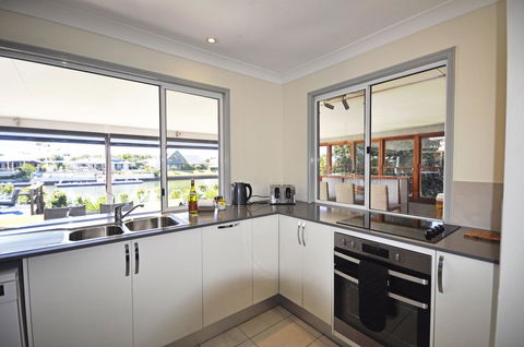 Bribie Island Canal Holiday Destination! - Accommodation Daintree 4