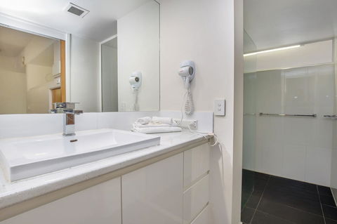 Tiki Hotel Apartments Surfers Paradise - Accommodation Daintree 5