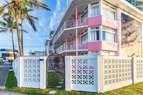 The Pink Hotel Coolangatta - Accommodation Daintree 1