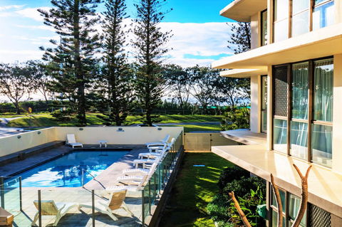 Seacrest Beachfront Apartments Surfers Paradise - Accommodation Daintree 40