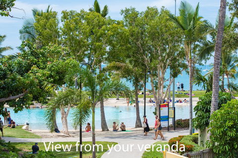 Montipora Unit 3 - In The Heart Of Airlie, Wi-fi And Netflix - Accommodation Daintree 0