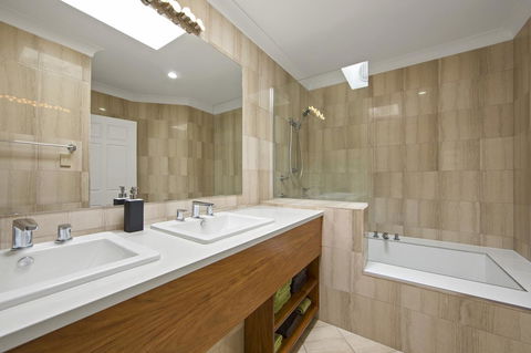 Montipora Unit 3 - In The Heart Of Airlie, Wi-fi And Netflix - Accommodation Daintree 8