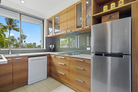 Montipora Unit 3 - In The Heart Of Airlie, Wi-fi And Netflix - Accommodation Daintree 5