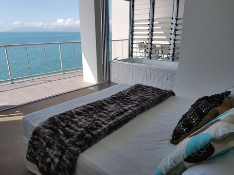 Penthouse On Bright Point - Accommodation Daintree 6