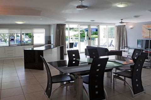 Waters Edge Apartment Cairns - Accommodation Daintree 2