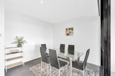 Circle On Cavill, Apartments And Sub Penthouses - We Accommodate - Accommodation Daintree 11