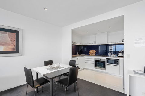 Circle On Cavill, Apartments And Sub Penthouses - We Accommodate - Accommodation Daintree 5