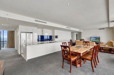 Circle On Cavill, Apartments And Sub Penthouses - We Accommodate - Accommodation Daintree 2
