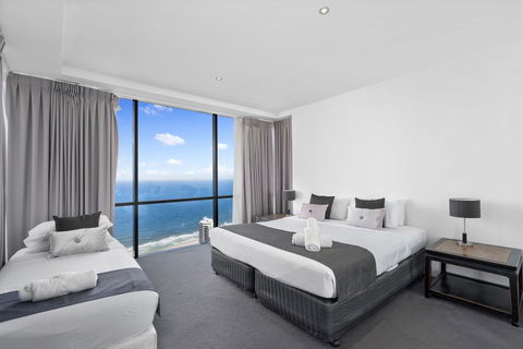 Circle On Cavill, Apartments And Sub Penthouses - We Accommodate - Accommodation Daintree 16