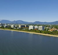 Holiday Inn Cairns Harbourside - Accommodation Daintree