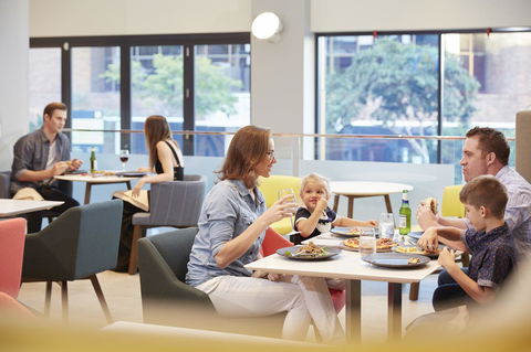 Holiday Inn Express Brisbane Central, An IHG Hotel - Accommodation Daintree 7