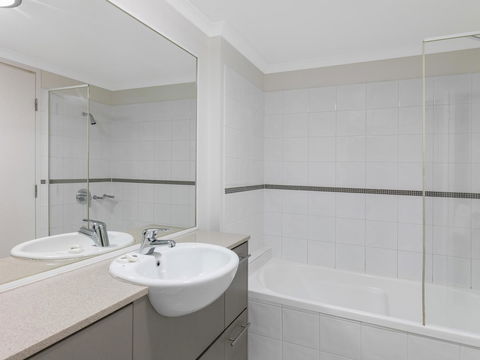 Oaks Brisbane River City Suites - Accommodation Daintree 10