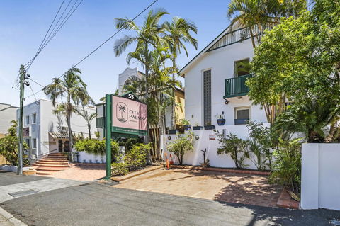 City Palms Brisbane - Accommodation Daintree 0
