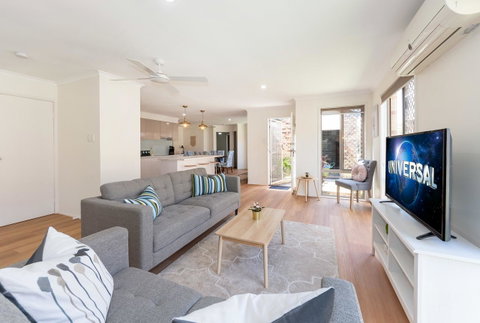 Waterfront Theme Park Getaway - Accommodation Daintree 3