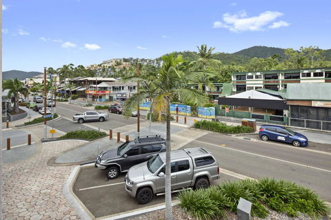 Location! 2BR Town View Unit In Centre Of Airlie. - Accommodation Daintree 1