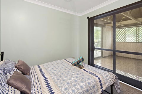 Location! 2BR Town View Unit In Centre Of Airlie. - Accommodation Daintree 5