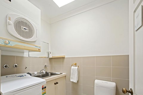 Location! 2BR Town View Unit In Centre Of Airlie. - Accommodation Daintree 18