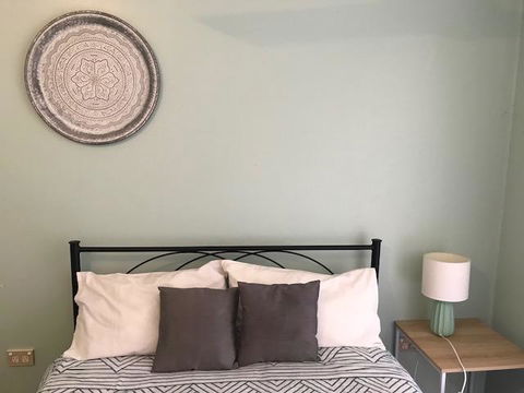 Location! 2BR Town View Unit In Centre Of Airlie. - Accommodation Daintree 21