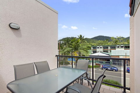 Location! 2BR Town View Unit In Centre Of Airlie. - Accommodation Daintree 2