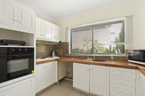 Location! 2BR Town View Unit In Centre Of Airlie. - Accommodation Daintree 11