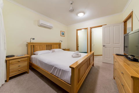 Paradise Penthouse At Waves - Airlie Beach - Accommodation Daintree 12