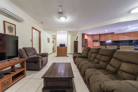 Paradise Penthouse At Waves - Airlie Beach - Accommodation Daintree 8